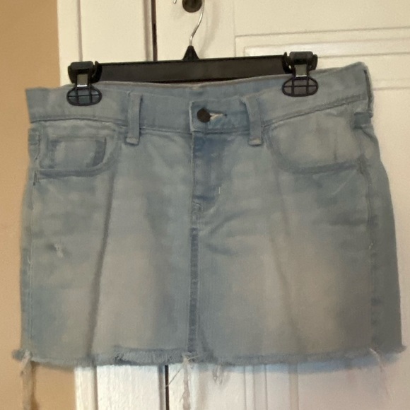 Old Navy denim women’s distressed cutoff miniskirt in pale fade wash. Size 8. - Picture 9 of 10